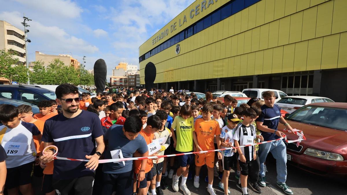 Vídeo: Més de 500 escolars de Vila-real corren per una causa solidària