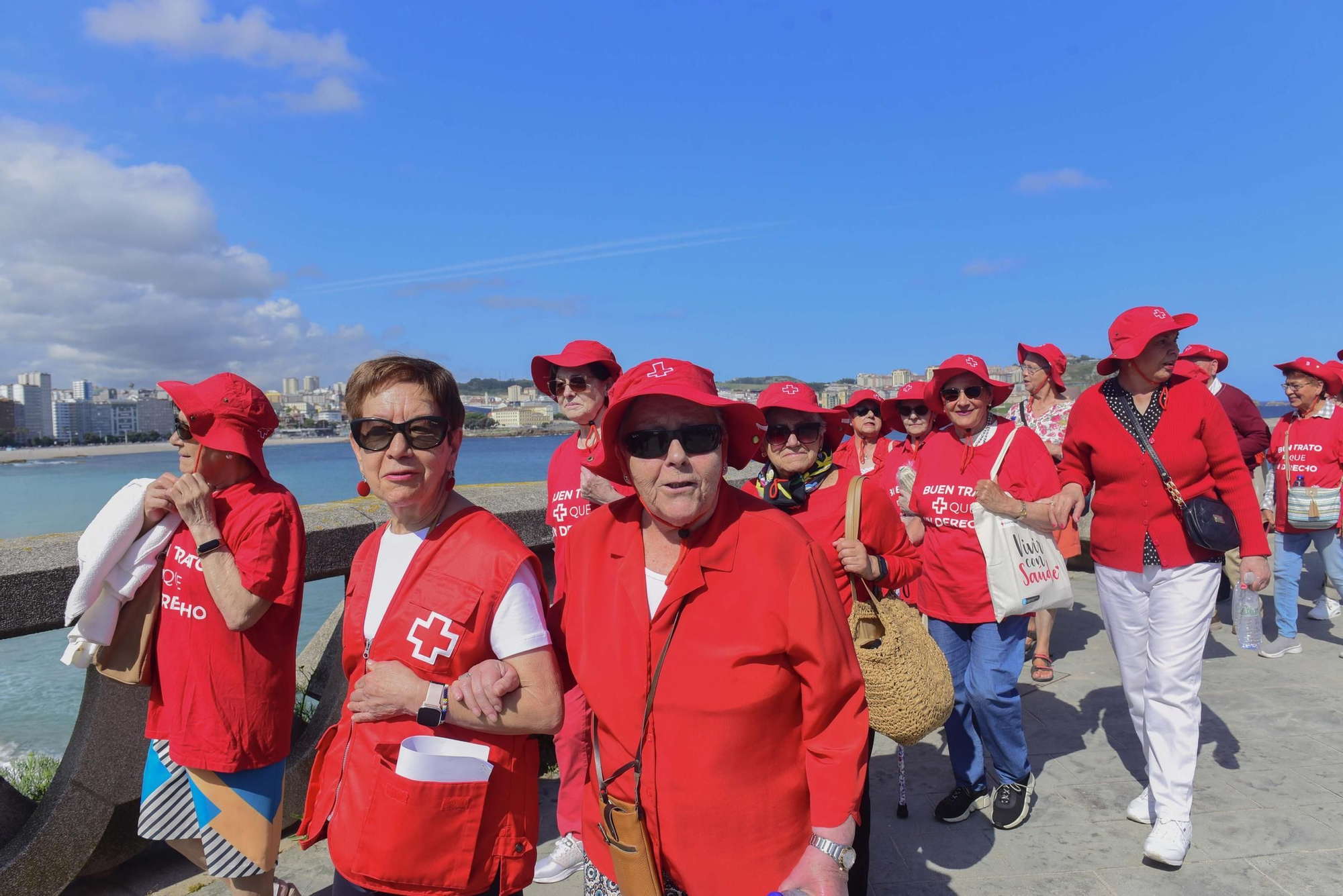Voluntarios de Cruz Roja acompañan a mayores en un paseo por el Día contra el abuso y maltrato en la vejez