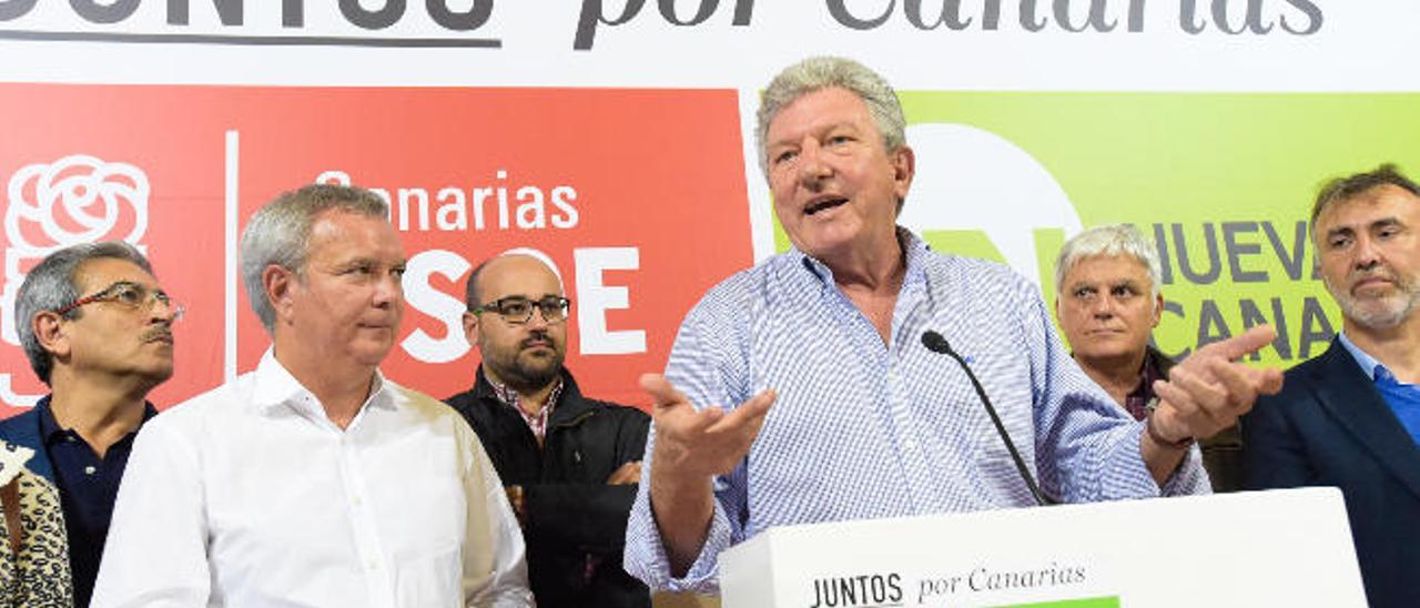 Pedro Quevedo, junto a los dirigentes socialistas José Miguel Pérez y Ángel Víctor Torres.