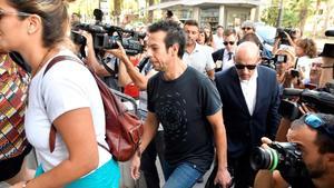 Ángel Cruz, padre del pequeño Gabriel, entra en la Audiencia de Almería antes de la notificación del veredicto.