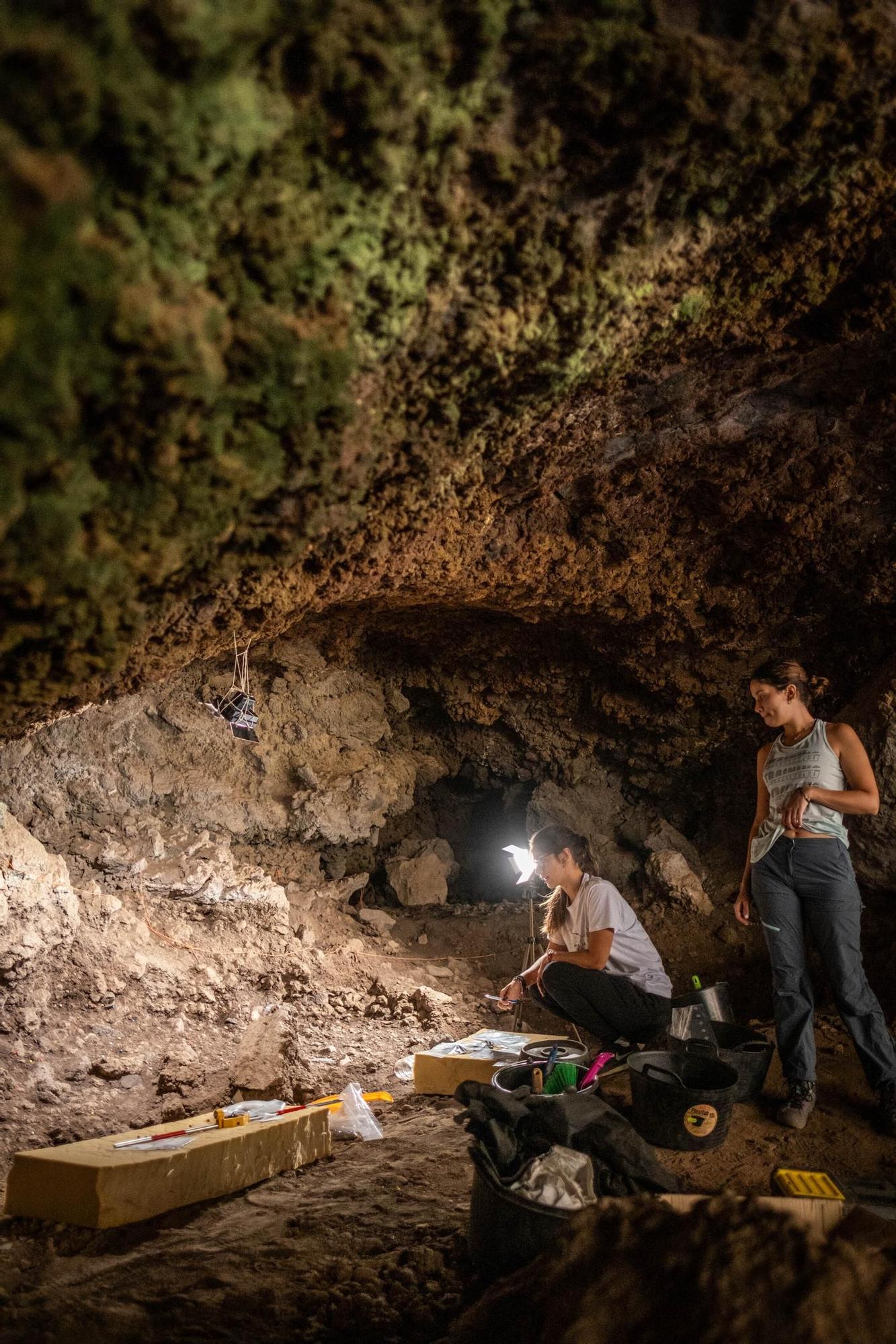 Excavación arqueológica en la Cueva de los Cabezazos, en Tegueste