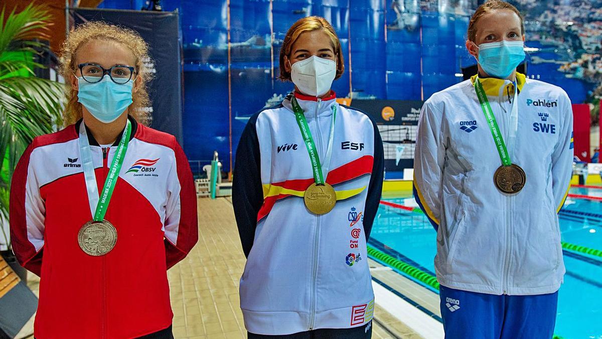 Michelle Alonso, en el centro, con su medalla de oro, la tercera que logra en estos Europeos. | | MADEIRA2020