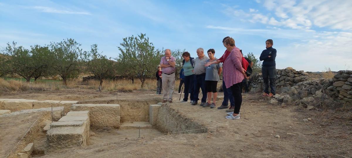El equipo arqueológico explica sus hallazgos a algunos vecinos de la localidad de Castiliscar.