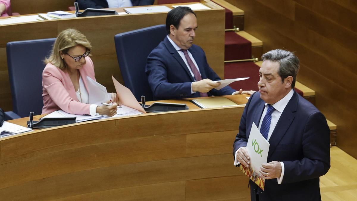 El síndic del grupo Vox, José María Llanos, durante una sesión de control, en las Corts.