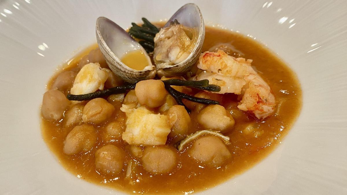 Potaje de garbanzos de Escacena con langostinos y almejas (IGP Garbanzo de Escacena)