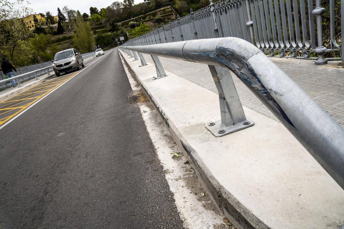 Barana del pont de Sant Francesc un cop desplaçada cap a l’exterior per donar més marge de pas als busos