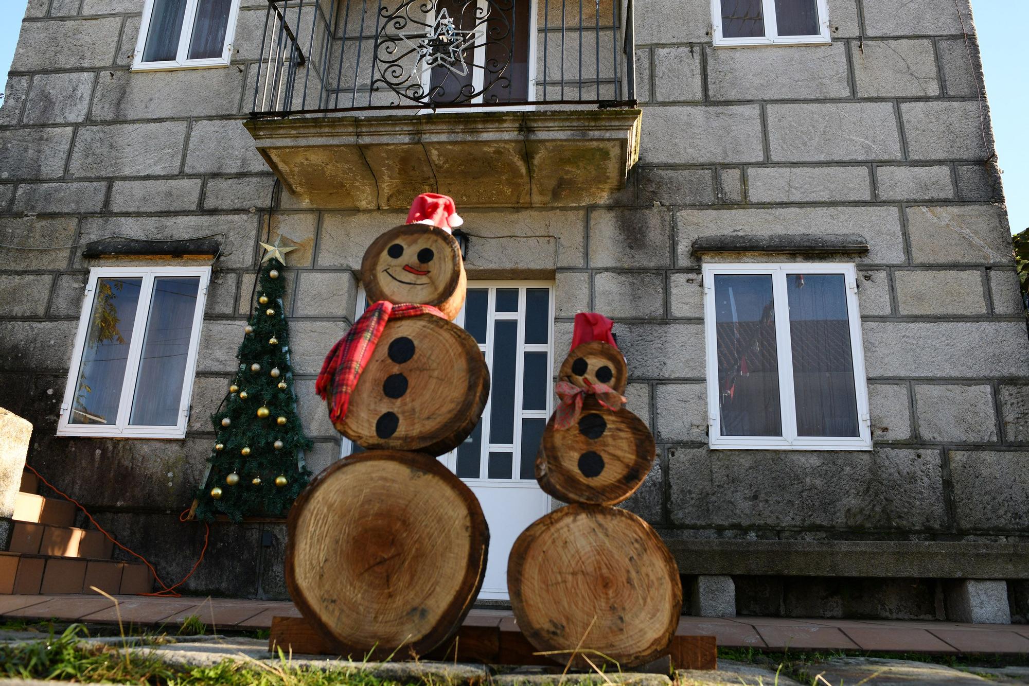 Así decoran los vecinos de Paredes, en Vilaboa, sus calles por Navidad