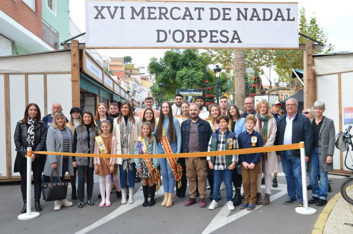 Autoridades institucionales y festivas cortaron la cinta inaugural del Mercat de Nadal.