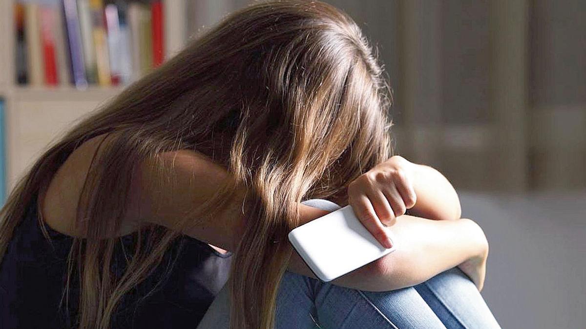 Una joven apesadumbrada, en su casa.