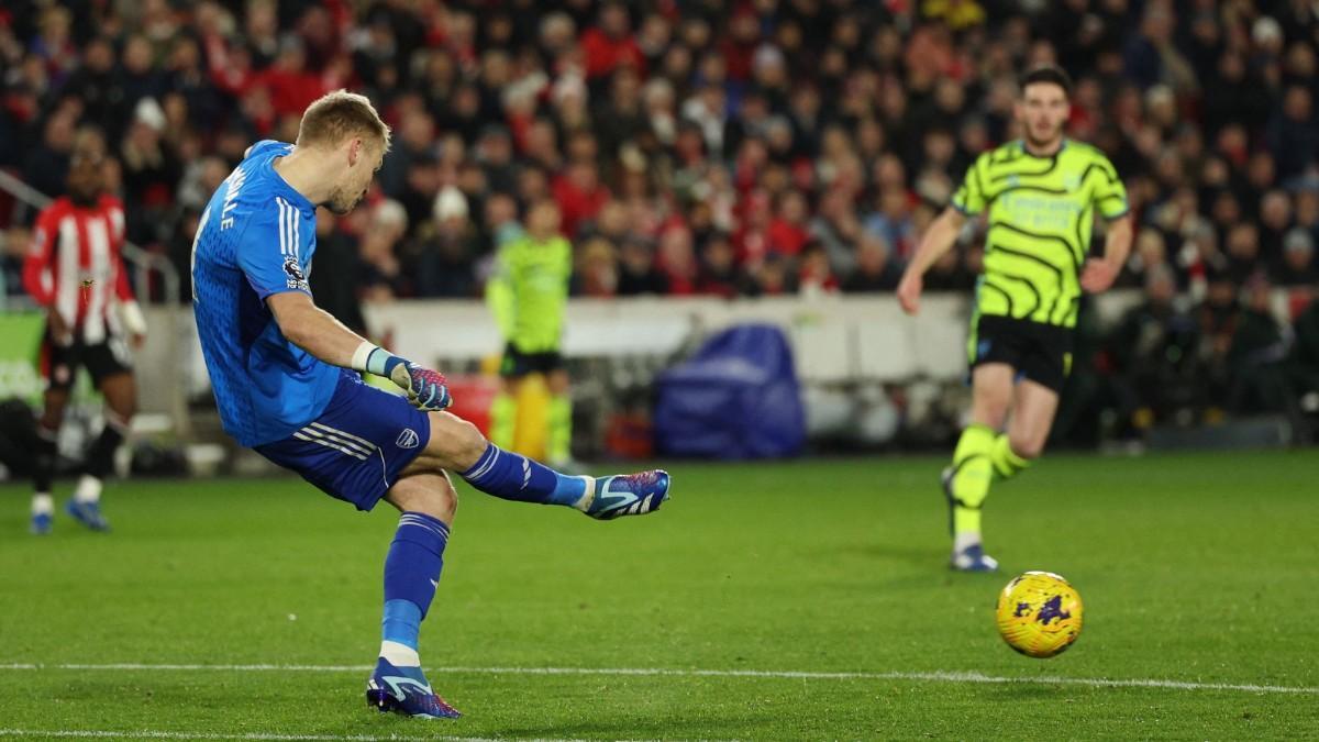 Ramsdale en el partido ante el Brentford