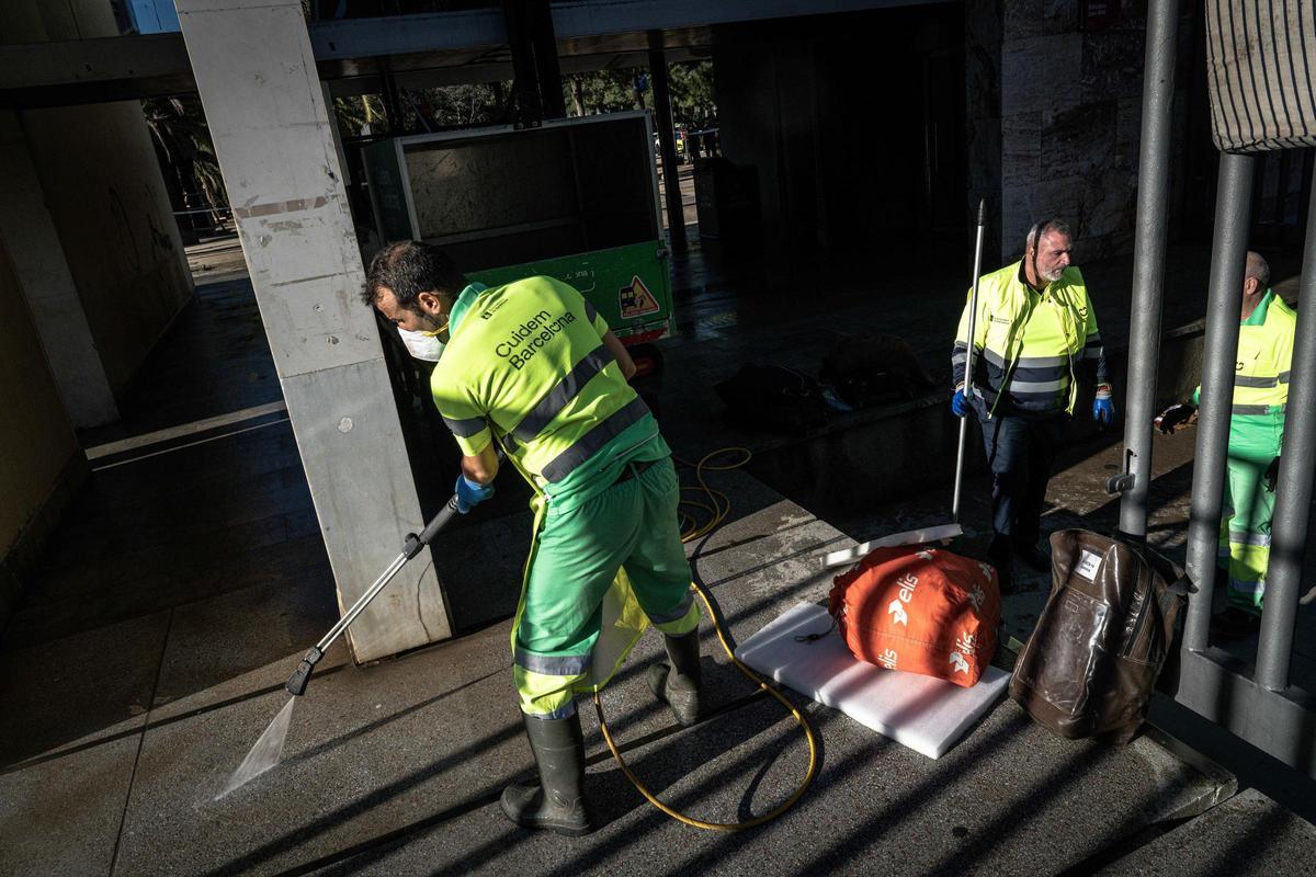 Barcelona desaloja a una treintena de personas sin hogar del parque Joan Miró
