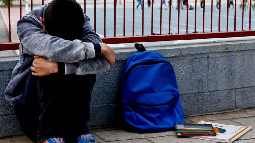 Un niño aislado en el patio del colegio. | PILAR CORTÉS