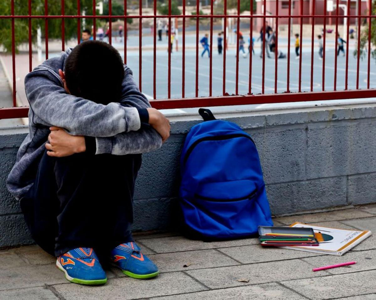 Un niño aislado en el patio del colegio. | PILAR CORTÉS