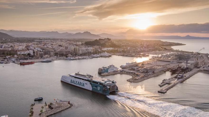 El nuevo catamarán de Baleària entra en el puerto de Dénia. | LEVANTE-EMV