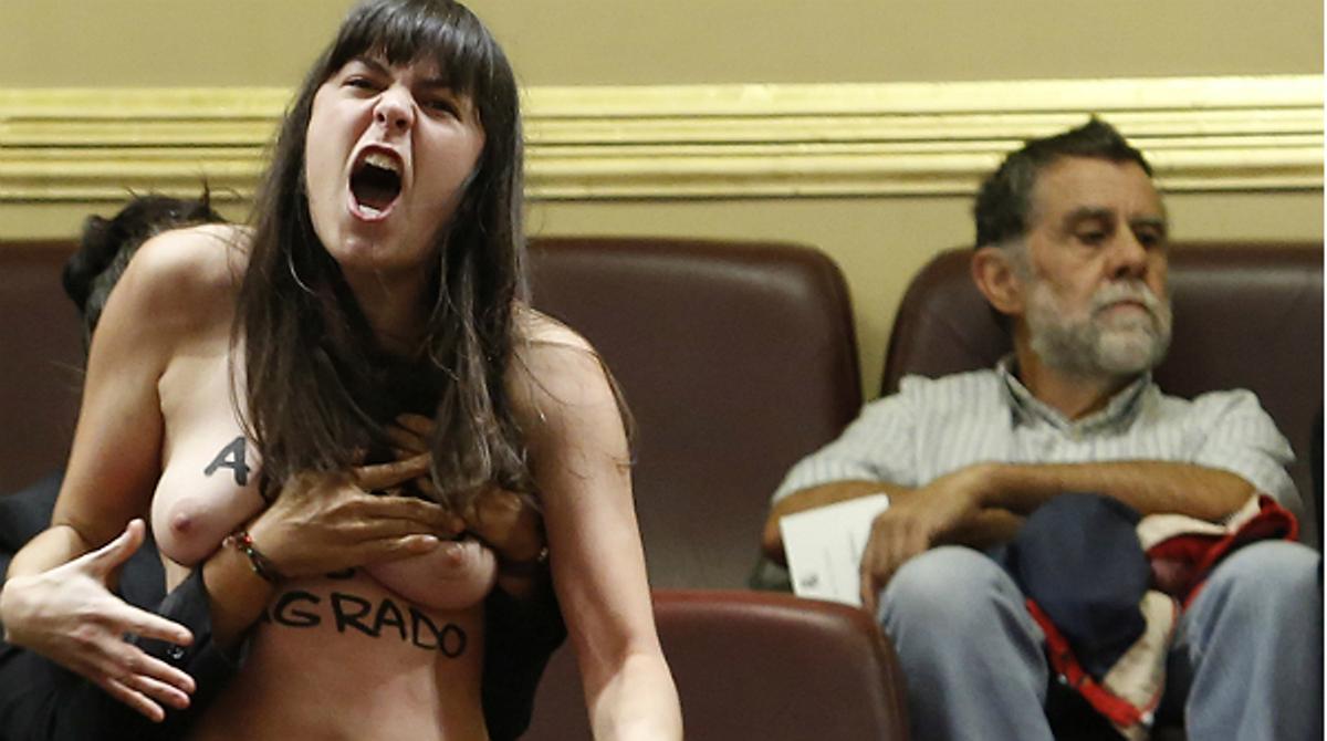 Activistes de Femen interrompen Ruiz-Gallardón al Congrés al crit de ¡L’avortament és sagrat!.