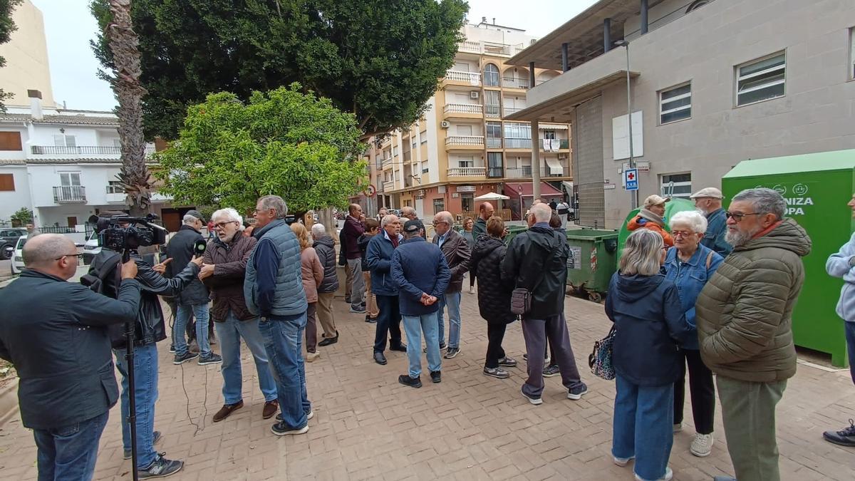 Manifestación a las puertas del centro de salud de Algemesí.
