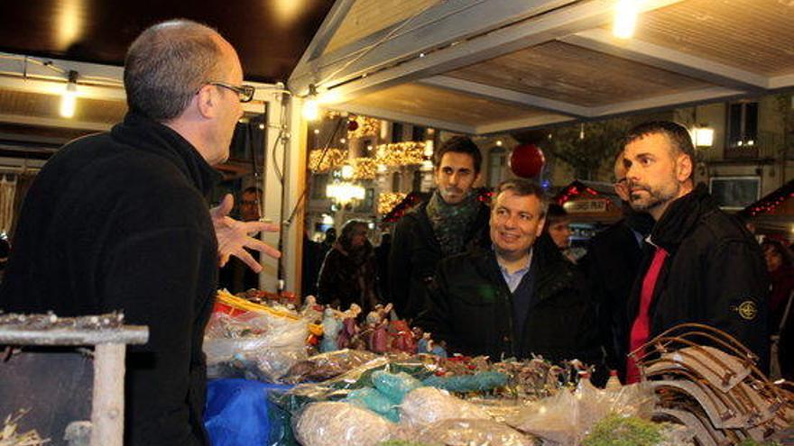 Xuclà amb Santi Vila a la Rambla de Figueres.