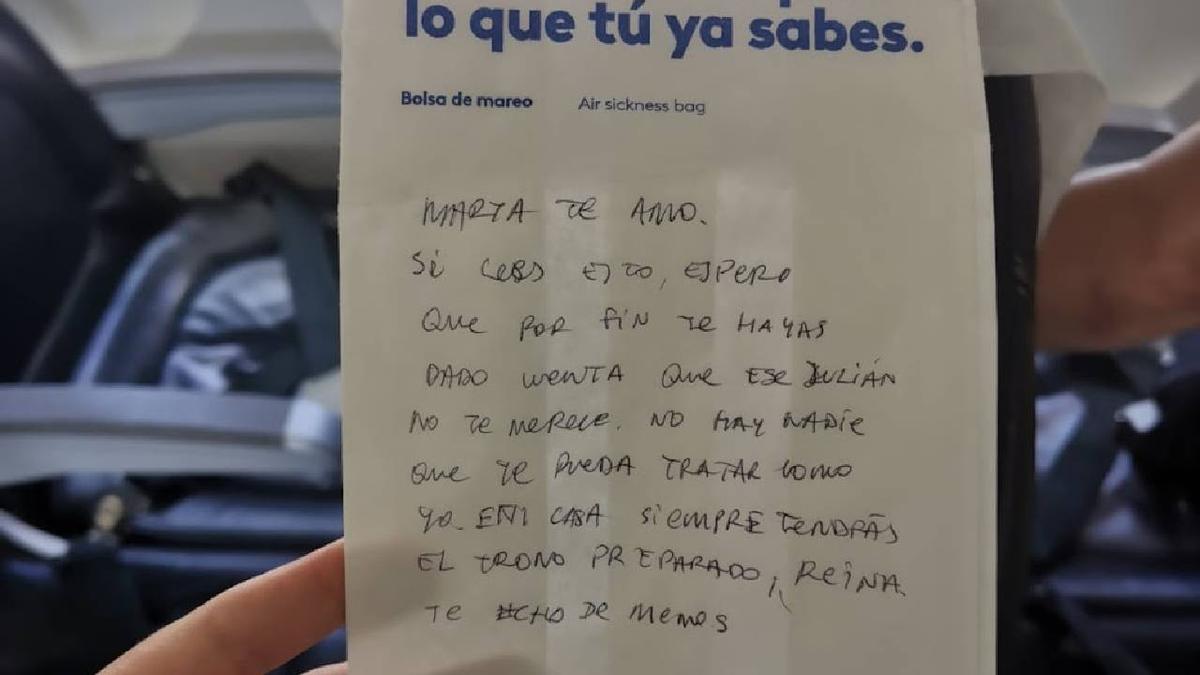 La carta de amor que ha dejado un pasajero en un avión de Canayfly y que revoluciona las redes