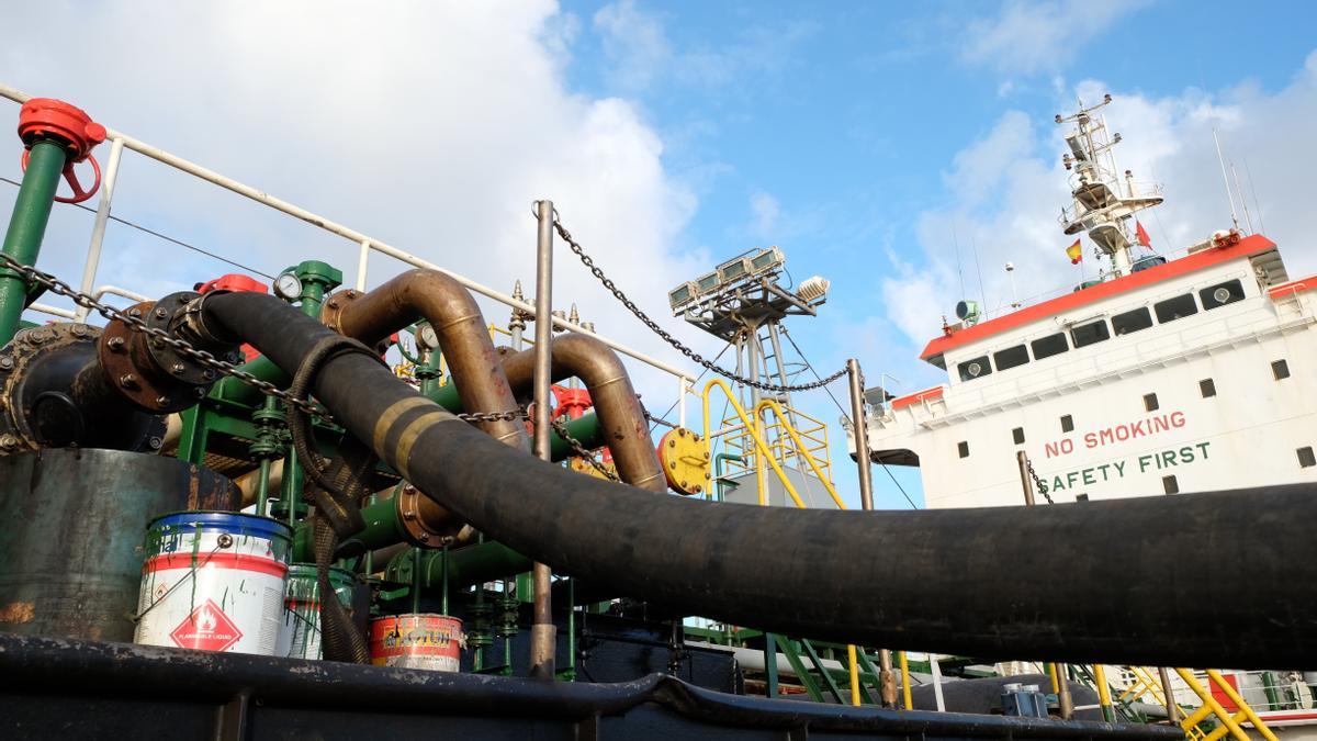 Imagen de una operación de suministro de combustible a barcos en el Puerto de Las Palmas.