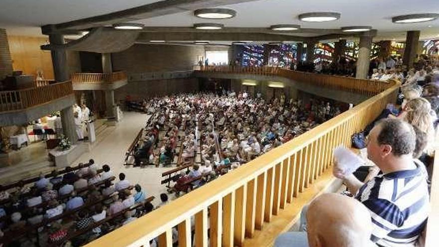 Feligreses en el interior de la iglesia