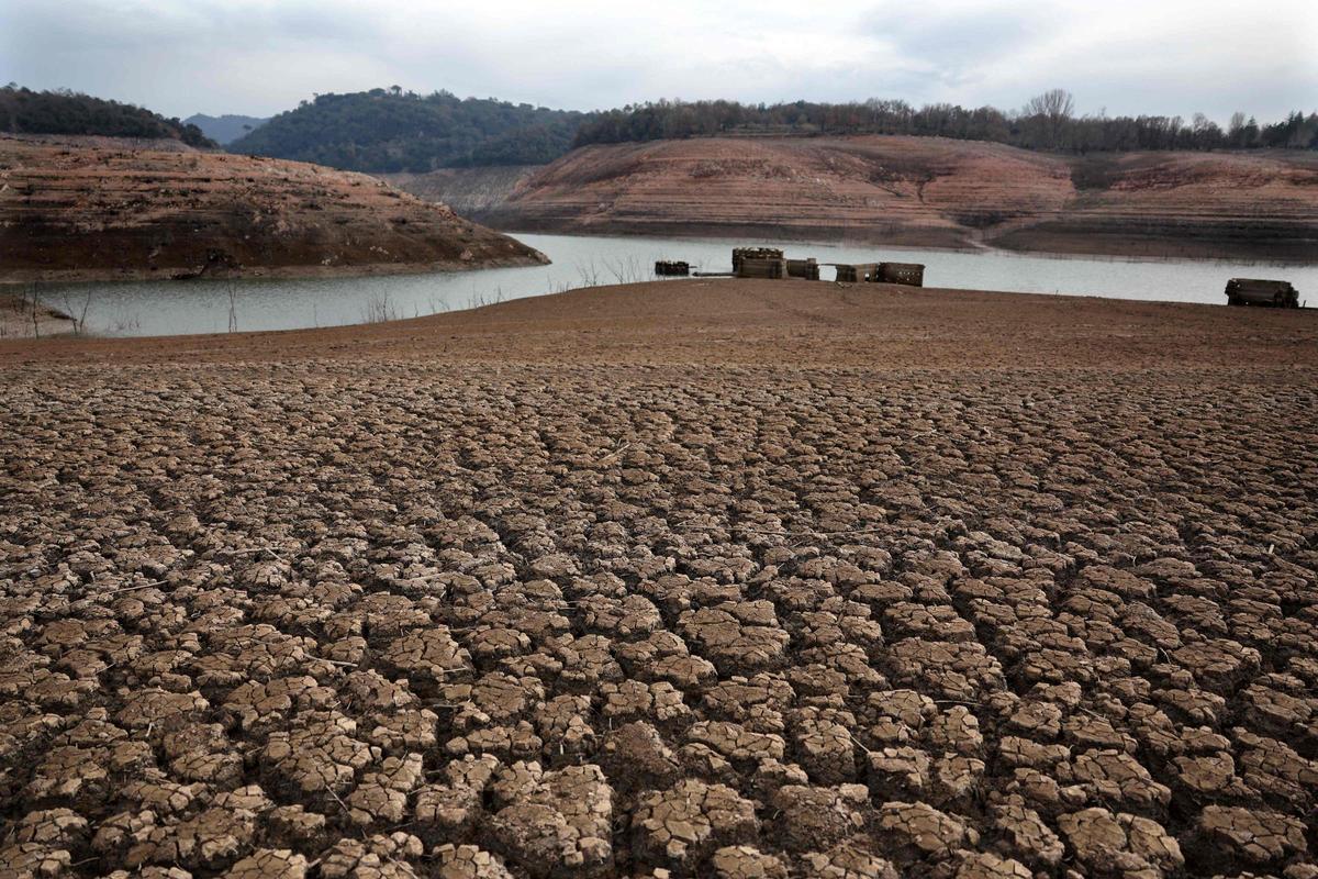 Esta fotografía tomada el 15 de enero de 2024 muestra el suelo seco junto al embalse de bajo nivel de Sau, en la provincia de Girona en Cataluña. Cataluña lucha contra una sequía histórica desde hace tres años y algunos residentes ya experimentan restricciones de agua en su vida diaria