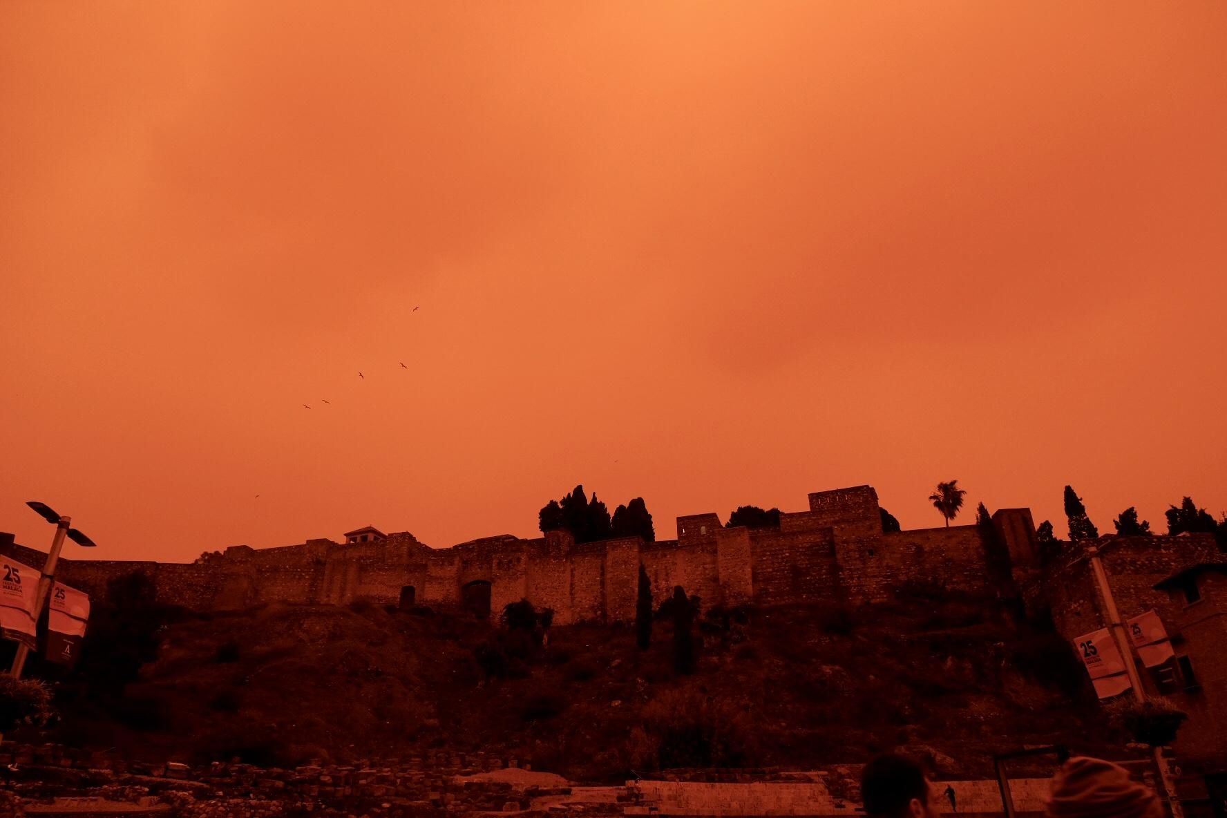 La calima vuelve a cubrir los cielos de Málaga