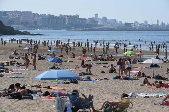 Playas abarrotadas y atascos en Oleiros