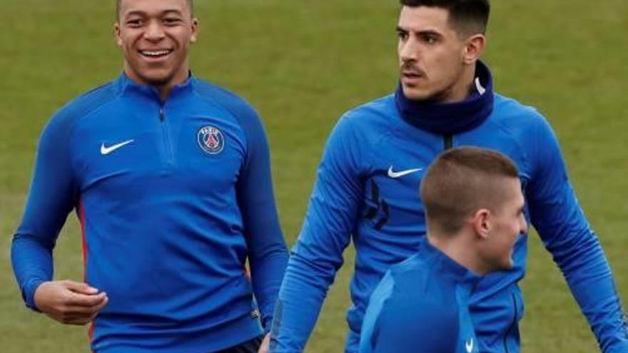 Mbappe I Yuri Berchiche, en l&#039;entrenament d&#039;ahir del PSG.