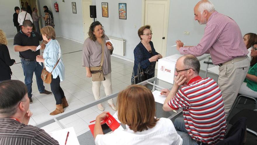 Una militante vota en la sede del PSOE en Ourense.