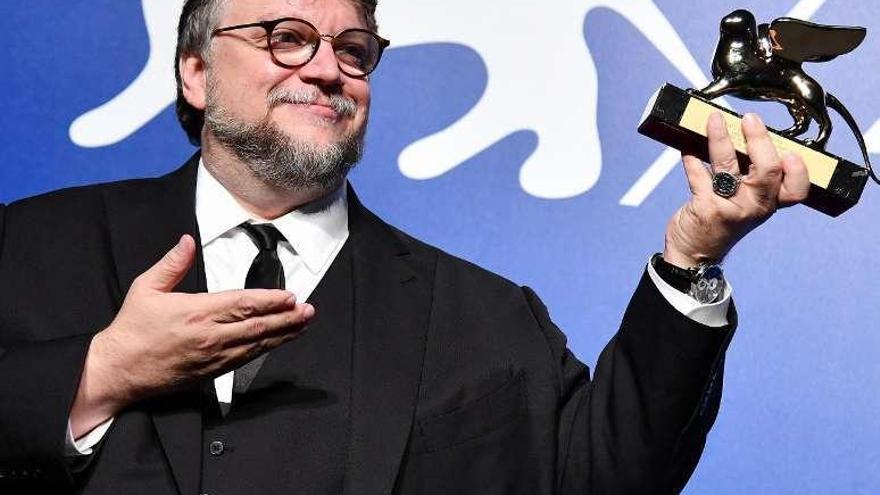 Guillermo del Toro con el galardón de la Mostra de Venecia.