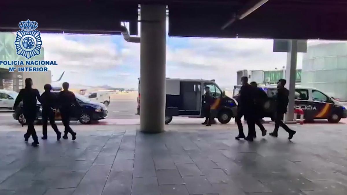 Desarticulan un grupo formado por trabajadores del aeropuerto de El Prat, que facilitaban la entrada de inmigrantes ilegales