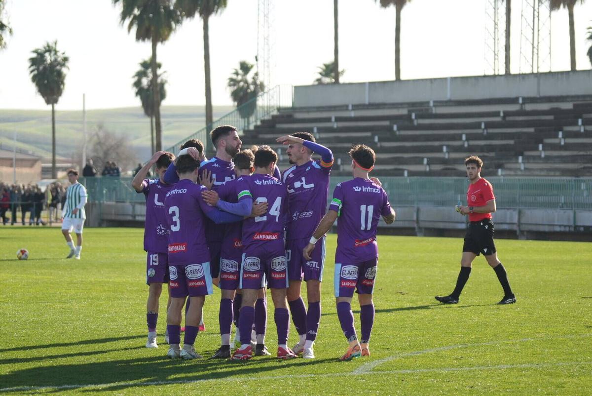 Los jugadores del Ciudad de Lucena celebran uno de sus goles ante el Córdoba B
