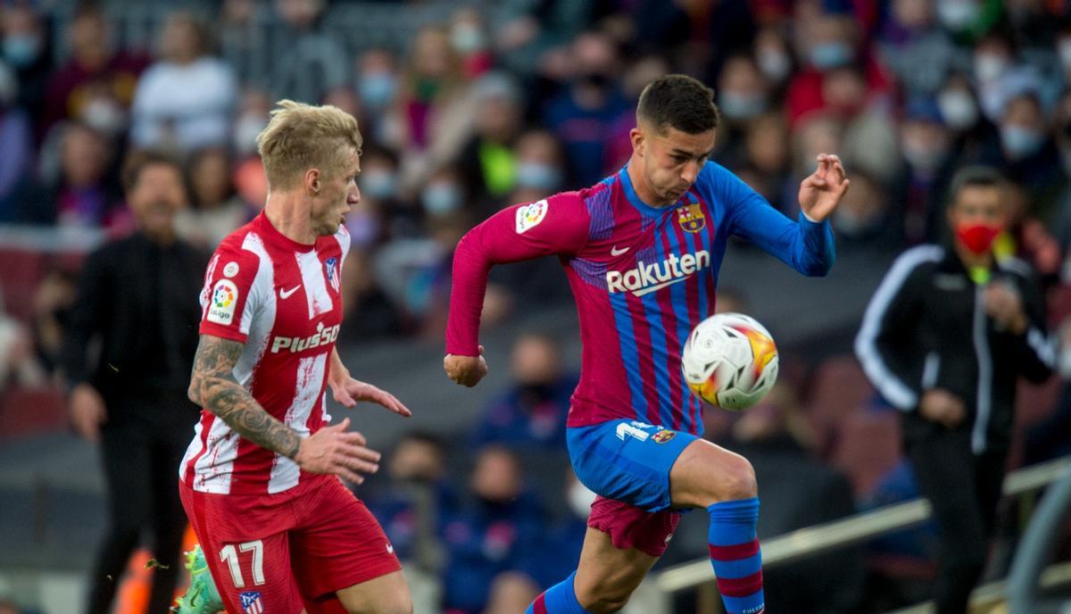 Ferran Torres, en una jugada de ataque ante Wass en el Barça-Atlético en el Camp Nou.