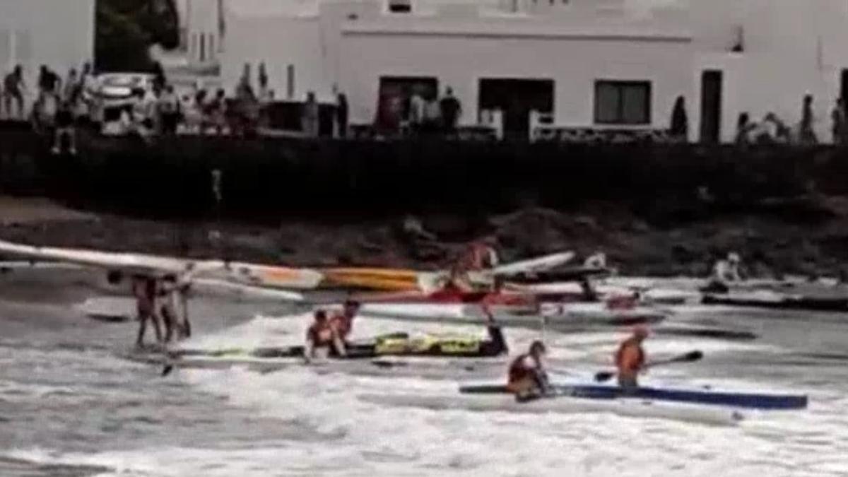 Salida del campeonato de kayak de mar en Arrieta, en Lanzarote (04/07/2021)