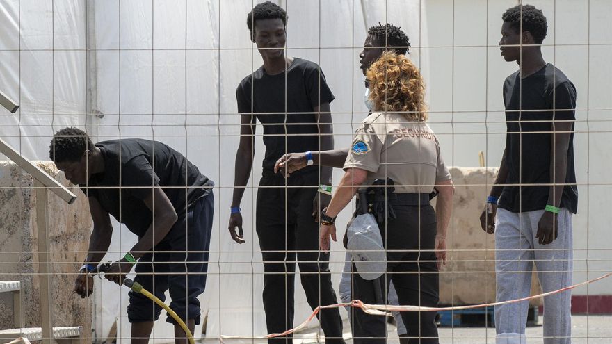 Vox rechaza el traslado de menores migrantes a Extremadura y el PSOE acusa a Guardiola de &quot;indignidad&quot;