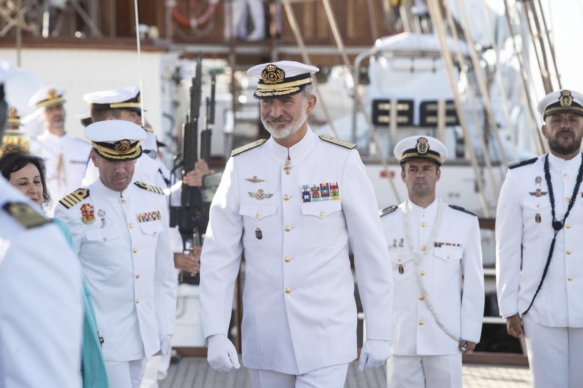 ROTA (CÁDIZ), 06/09/2022.- El rey Felipe VI es recibido a bordo del buque escuela de la Armada Juan Sebastián Elcano en la Base Naval de Rota en al inicio hoy martes de los actos de conmemoración en aguas de Sanlúcar de Barrameda (Cádiz) de una revista naval para conmemorar que hace hoy 500 años regresó a este mismo lugar, tras un viaje de tres años, la nao Victoria, que, comandada por Juan Sebastián Elcano, fue el primer barco de la historia que dio la vuelta al mundo. EFE/ Román Ríos POOL