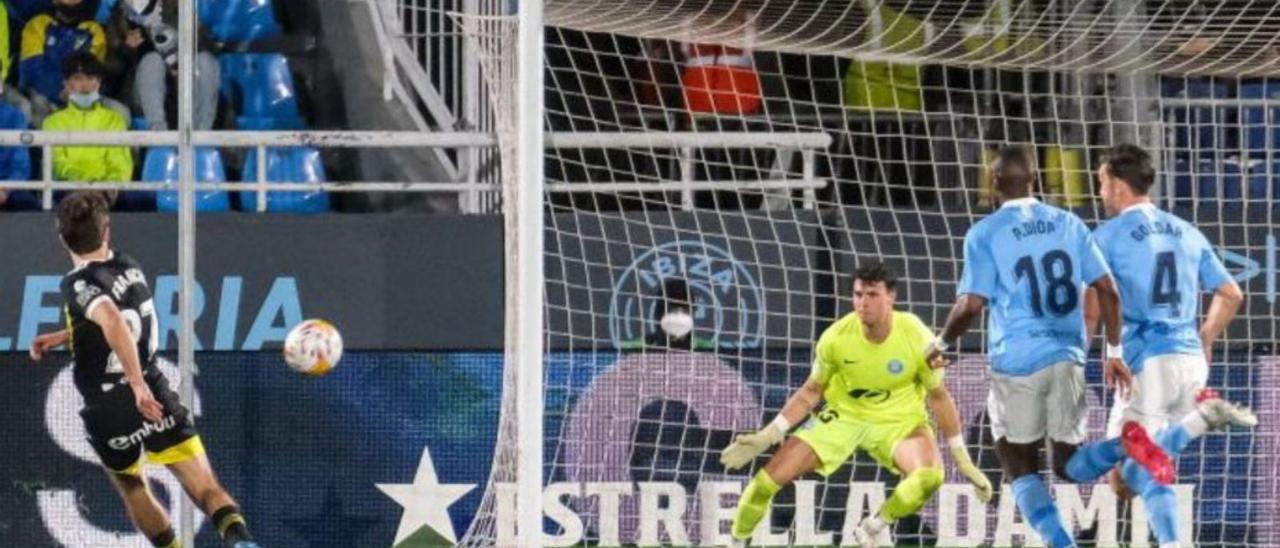 El portero Álex Domínguez, en acción durante el Zaragoza-Ibiza. | | LALIGA