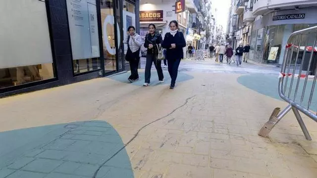 Indignación tras el repintado de la calle de las setas de Alicante: así ha quedado la acera pese a las obras