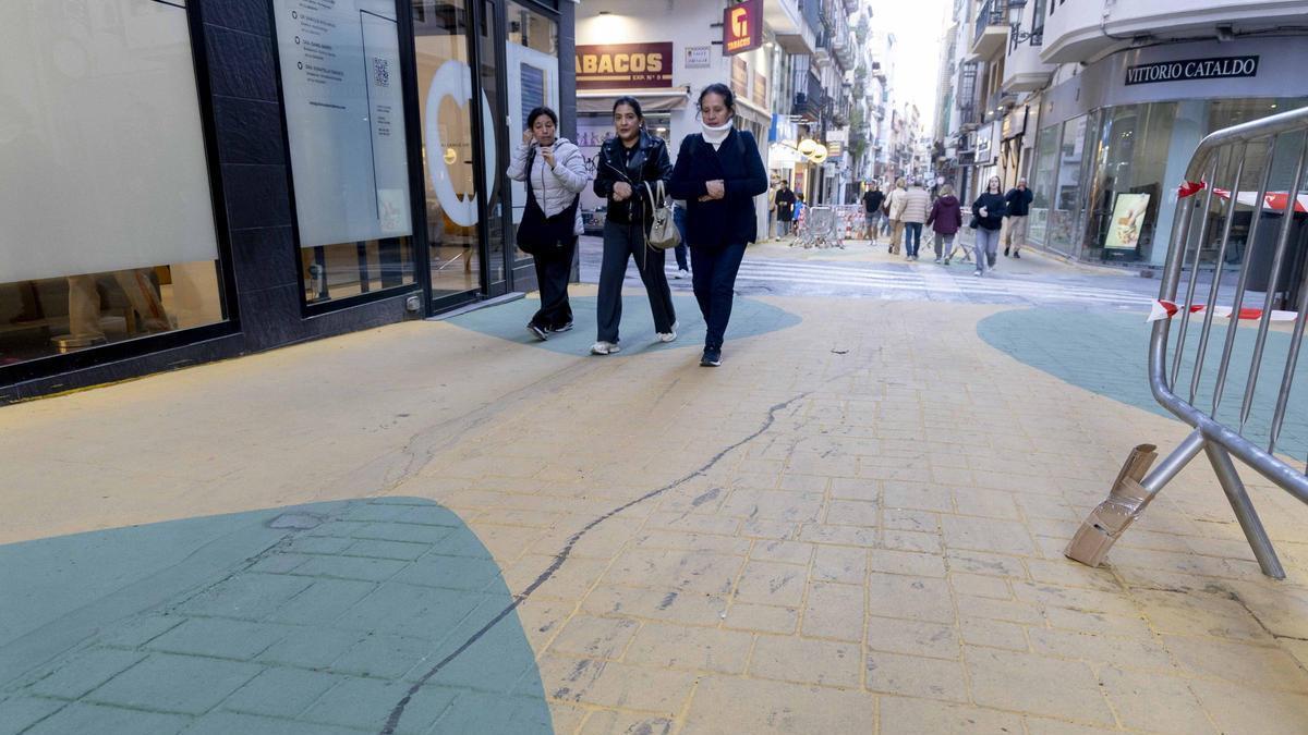 Indignación tras el repintado de la calle de las setas de Alicante: así ha quedado la acera pese a las obras