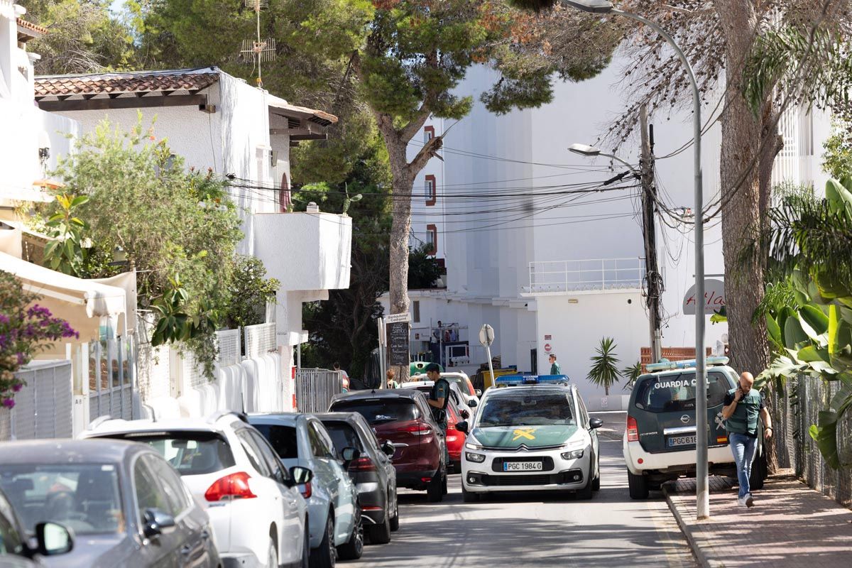 El despliegue policial por el hombre atrincherado en su piso en Ibiza, en imágenes