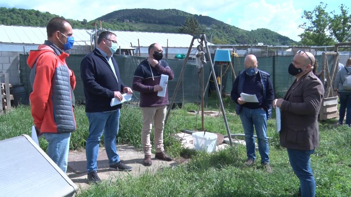 Visita dels alcaldes de la Garrotxa a la protectora d&#039;animals Terra Viva el mes de maig