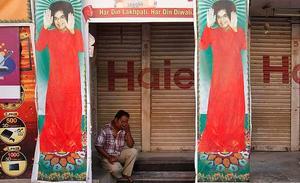 Un devot està assegut davant d’una botiga tancada a prop de l’’ashram’ (lloc de meditació) on jau el cos del líder espiritual hindú Sri Satya Baba. Va morir diumenge a la seva població natal, a Puttaparti, al sud de l’Índia.