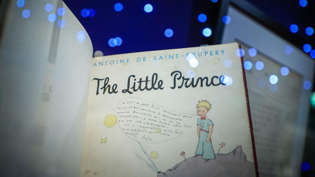 Edición original de 'El pequeño príncipe' con una dedicatoria manuscrita del autor.