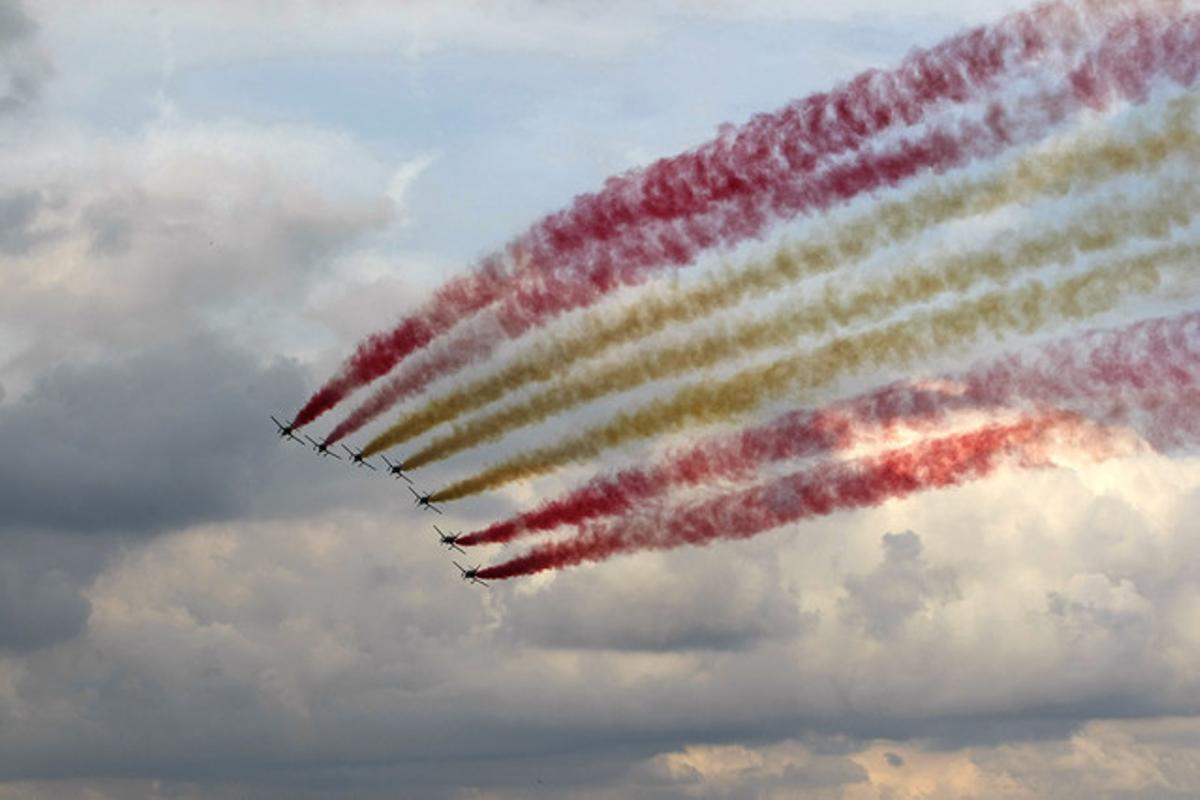 La Patrulla Águila pinta su bandera en el cielo, hoy en Barcelona.