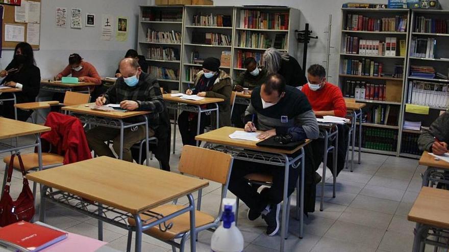 Estudiants de català a l&#039;Escola d&#039;Adults de Manresa fent un examen