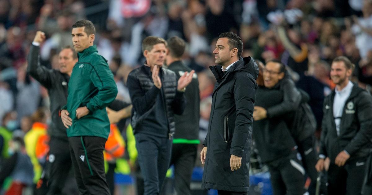 Los técnicos y suplentes del Eintracht celebran un gol ante Xavi en el Camp Nou.