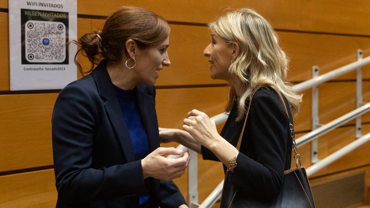 La ministra de Sanidad, Mónica García y la vicepresidenta segunda y ministra de Trabajo, Yolanda Díaz, durante un pleno del Congreso de los Diputados, en el Palacio del Senado, a 10 de enero de 2024, en Madrid (España).