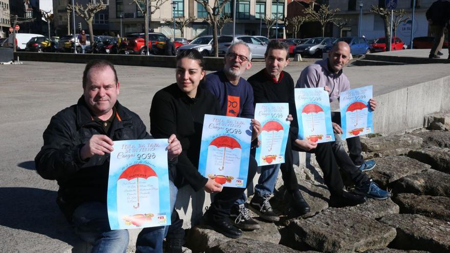 Hosteleros que participan en la Feira da Tapa de Cangas, ayer, en el malecón de Cangas.   | // SANTOS ÁLVAREZ