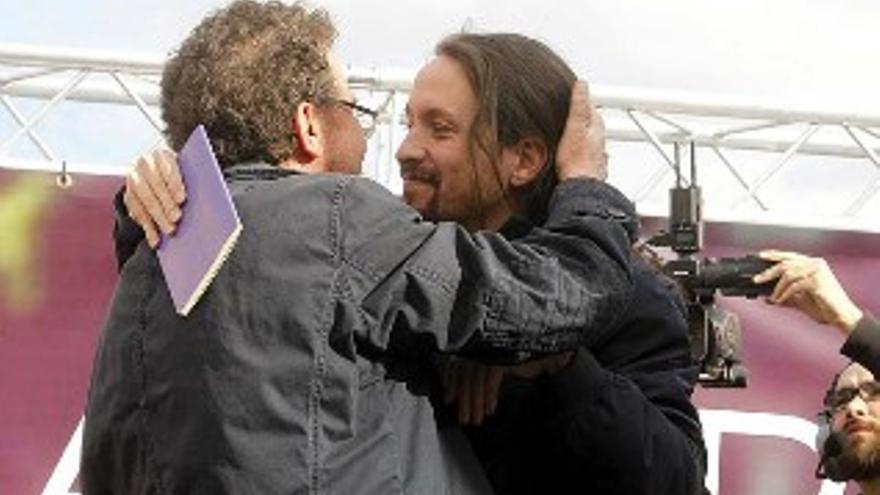 El padre de Pablo Iglesias interviene en un mitin con su hijo