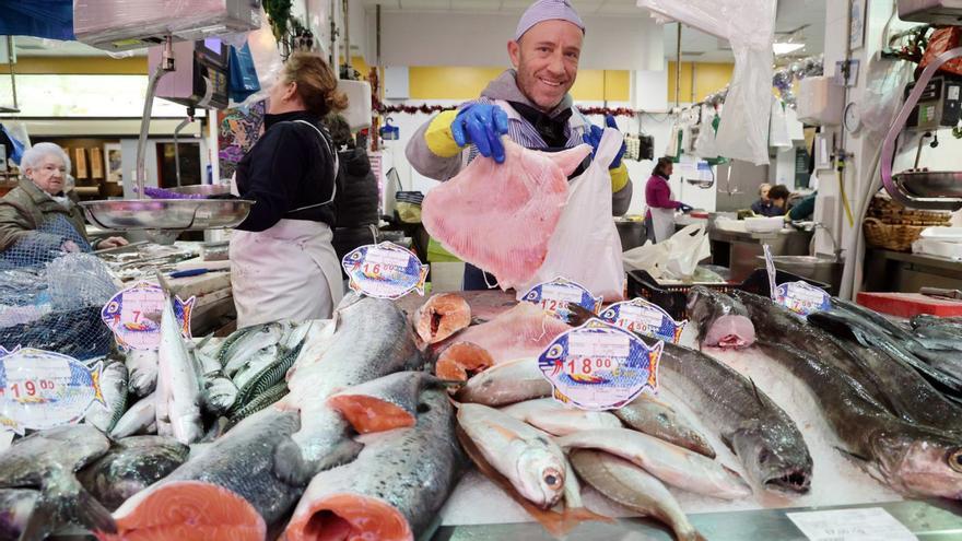 Puesto de pescado en el mercado de O Calvario de Vigo. |   // MARTA G. BREA